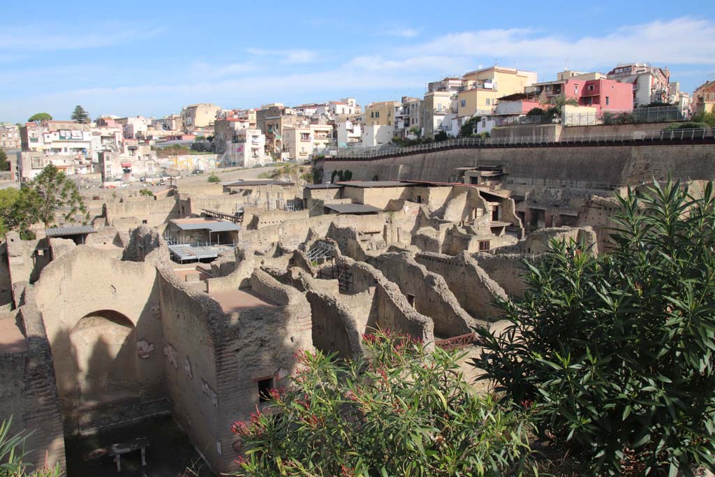 Herculaneum, September 2017. 
Looking north-west across site from rear of Ins. Orientalis II, with apsed room of the Palaestra, on the left.
Photo courtesy of Klaus Heese.
