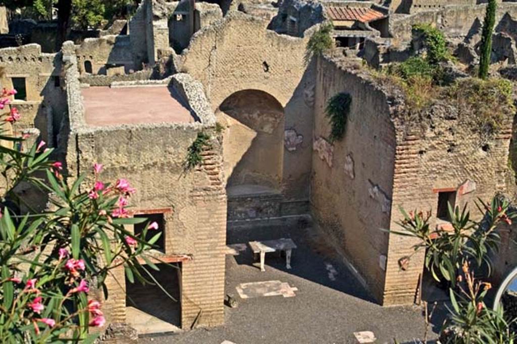 Herculaneum, July 2007. 
Looking west from access roadway towards apsed room of the Palaestra, with doorways and windows into two side rooms.
At the rear of the apsed room are the upper rooms above the bakery at Ins.Or.II.8.
Photo courtesy of Jennifer Stephens. ©jfs2007_HERC-9256.

