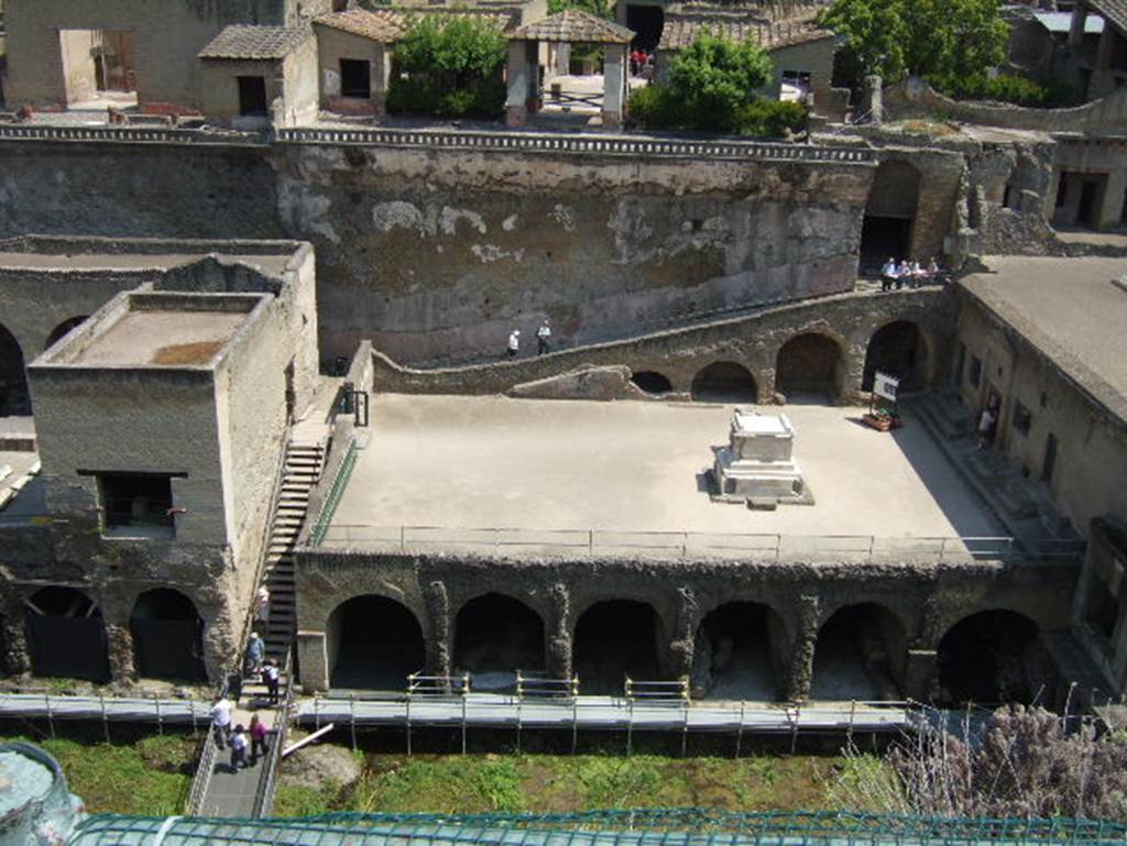 Herculaneum, May 2006. Looking north towards rear of the House of the Stags, Ins IV.21, above, the Terrace of Balbus, centre, with east end of arched openings described as boat-sheds below. 