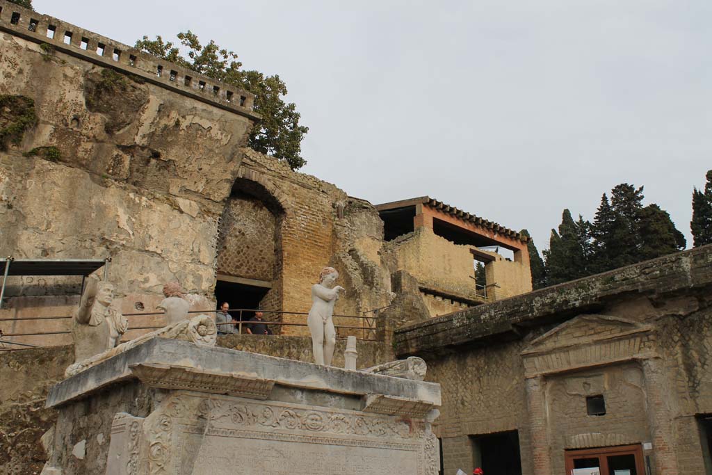 Herculaneum, March 2014. 
Looking north towards altar and statues, as well as the south end of ramped vaulted passageway/gate, leading down from Cardo V. 
Foto Annette Haug, ERC Grant 681269 DÉCOR
