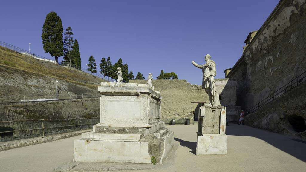 Herculaneum, August 2021. Looking west across Terrace of Balbus towards altar and statues. Photo courtesy of Robert Hanson.