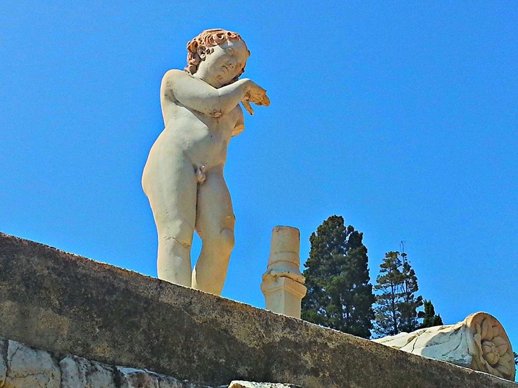 Herculaneum, photo taken between October 2014 and November 2019. 
Detail of one of the two statuettes on top of the altar. Photo courtesy of Giuseppe Ciaramella.
