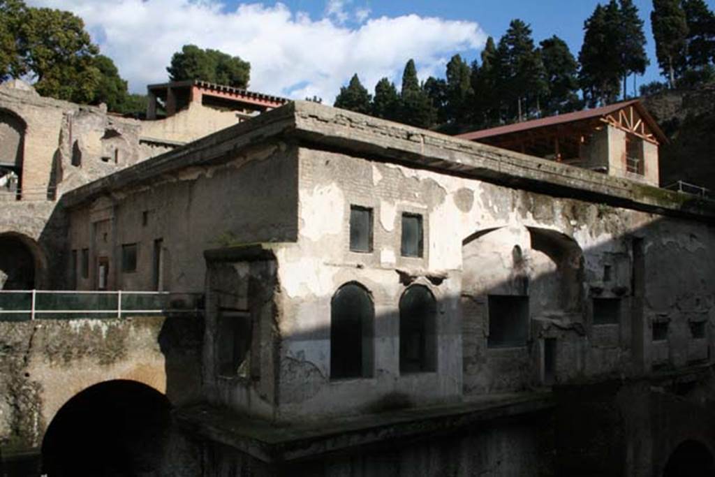 Suburban baths, Herculaneum, February 2007. South-west exterior corner of Baths, with room with three windows overlooking the sea, in centre.
Photo courtesy of Nicolas Monteix.
