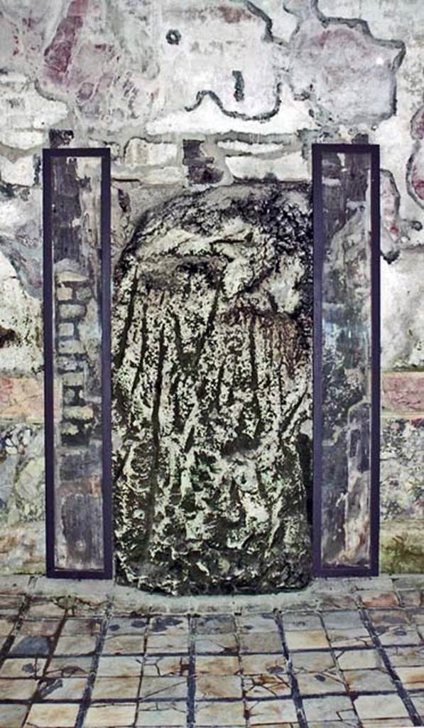 Suburban Baths, Herculaneum. October 2001. Frigidarium, remains of carbonised wooden door-jambs, outlined in black to emphasise their exact location. This shows the wall of volcanic mud/debris flowing through the aperture. Photo courtesy of Peter Woods.
