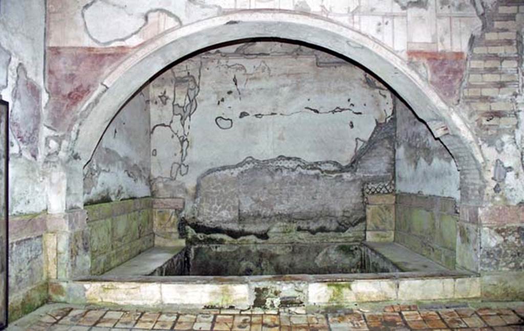 Suburban Baths, Herculaneum. October 2001. Looking towards cold bath in frigidarium. Photo courtesy of Peter Woods.
