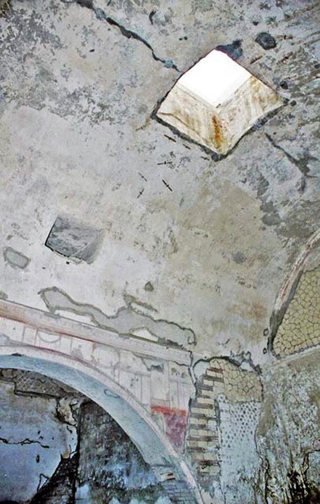 Suburban Baths, Herculaneum. October 2001.
Skylight lighting the frigidarium at south end of pool. Photo courtesy of Peter Woods.

