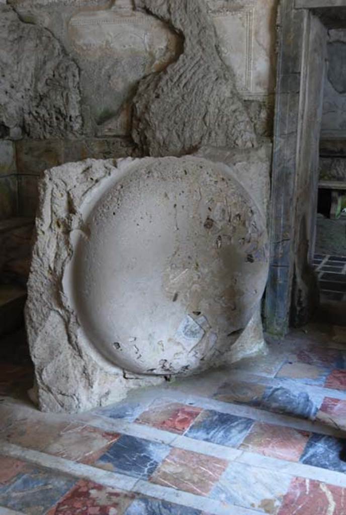 Suburban Baths, Herculaneum. April 2008. 
Outline form of the shape of the basin on east side of smaller original caldarium.
Photo courtesy of Nicolas Monteix.
