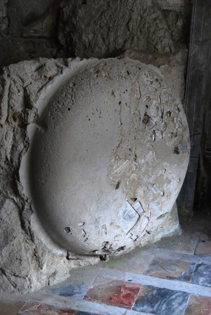 Suburban Baths, Herculaneum. April 2008. 
Detail of the cast of the basin and shards of glass buried in the cast. 
Photo courtesy of Nicolas Monteix.
