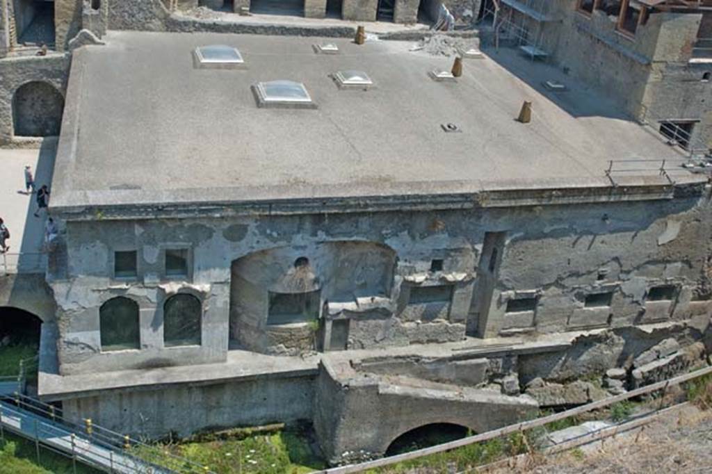 Suburban Baths, Herculaneum, July 2007. Exterior south side of Baths, from access roadway.
Photo courtesy of Jennifer Stephens. ©jfs2007_HERC-8644.
