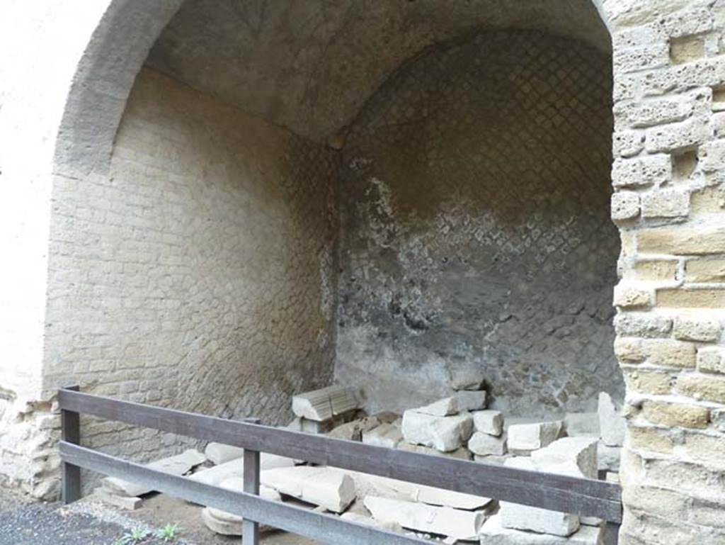 Herculaneum, September 2015. Room 2 of 6. 