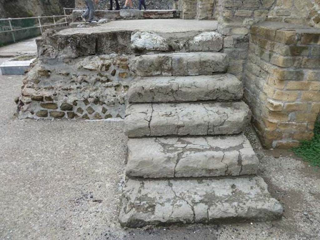 Herculaneum, September 2015. Sacred Area terrace, steps up to the shrine of Venus.