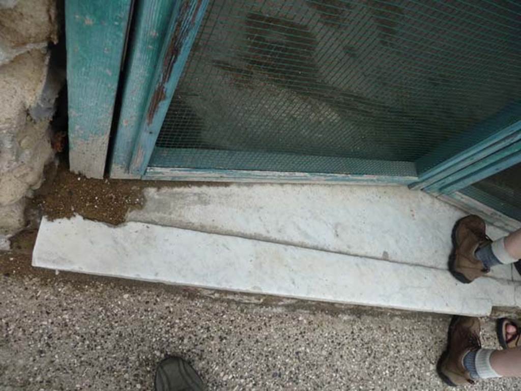 Herculaneum, September 2015. Sacred Area terrace, threshold of doorway to the shrine of Venus.  The floor of the shrine was a white mosaic bordered by a black band.
