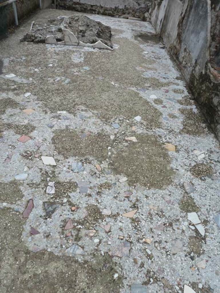 Herculaneum, September 2015. Sacred Area terrace, looking west across floor of terrace towards remains of a marble-clad altar. 