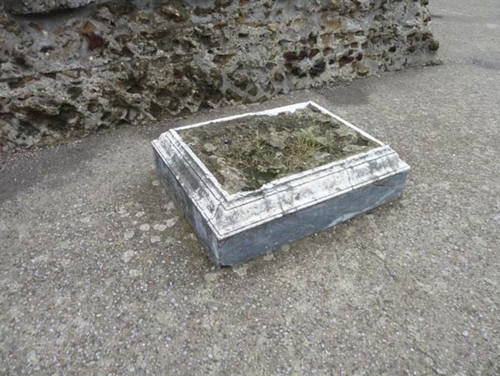 Herculaneum, September 2015. Sacred Area terrace, remains of an altar on the south side of the shrine of Venus.