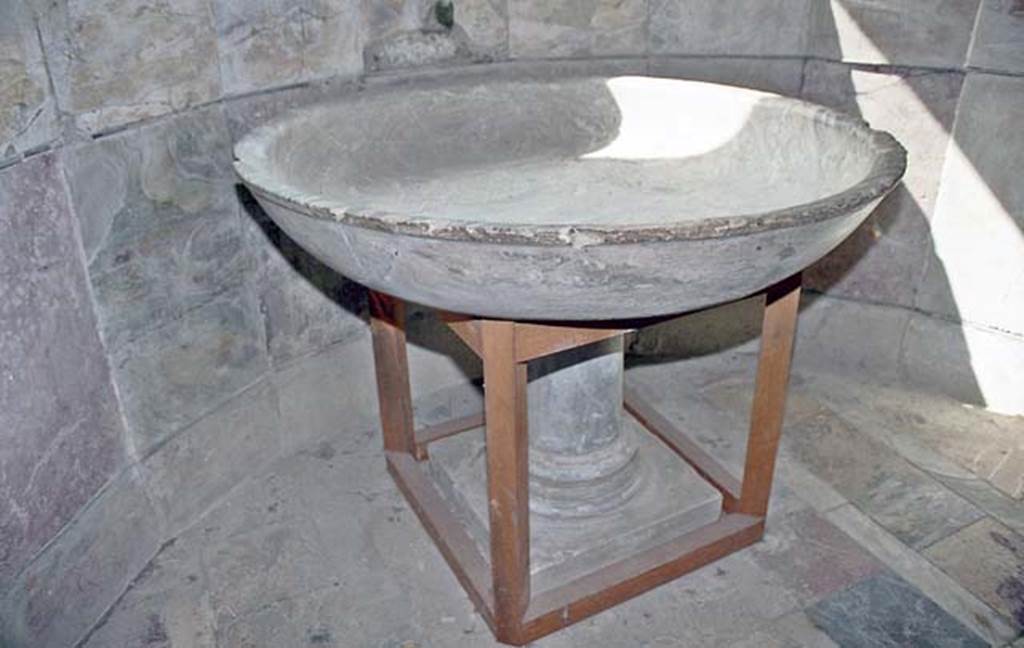 Suburban Baths, Herculaneum. October 2001. Smaller original caldarium.
Marble basin for cold water (labrum) by the window in the smaller original caldarium.
This was relocated to this position after the excavation, whereas it had been found on the opposite side of the room.  Photo courtesy of Peter Woods.


