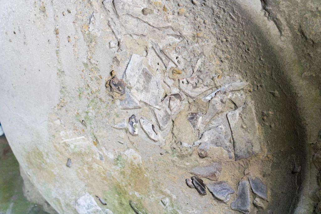 Herculaneum Suburban Baths. October 2023. 
Detail of the cast of the basin and shards of glass buried in the cast. Photo courtesy of Johannes Eber. 
