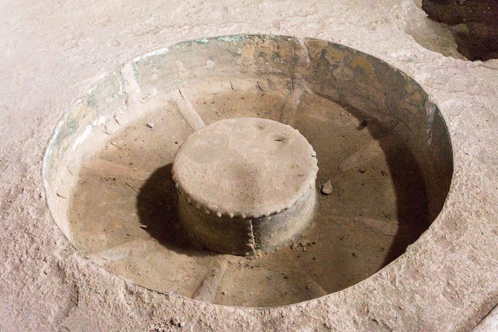 Herculaneum Suburban Baths. October 2023. 
Detail of area in pool where the bronze samovar would have sat, heating the water. Photo courtesy of Johannes Eber. 
