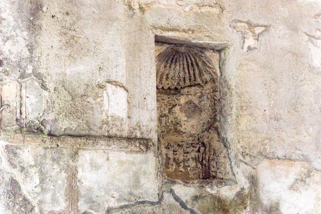 Herculaneum Suburban Baths. October 2023. Niche with stucco shell in upper west wall of second larger caldarium.
Photo courtesy of Johannes Eber. 
