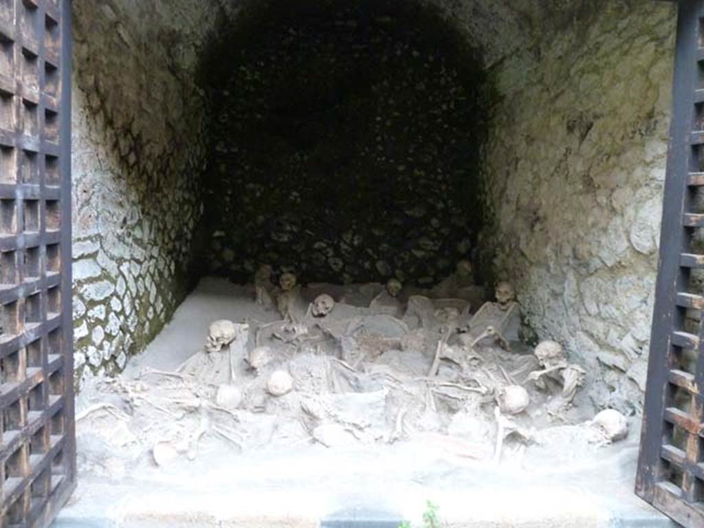 Beachfront, Herculaneum, September 2015. Boatshed 6. 