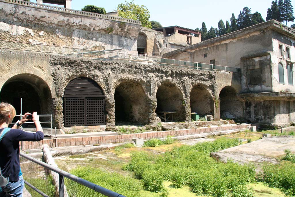 Beachfront, Herculaneum, April 2011. Looking north-east along line of boatsheds towards window of the Suburban Baths.
Photo courtesy of Klaus Heese. 
