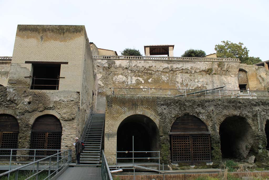 Beachfront, Herculaneum, March 2014. Looking north from beachfront towards steps to the terrace of Balbus, above.
Foto Annette Haug, ERC Grant 681269 DÉCOR

