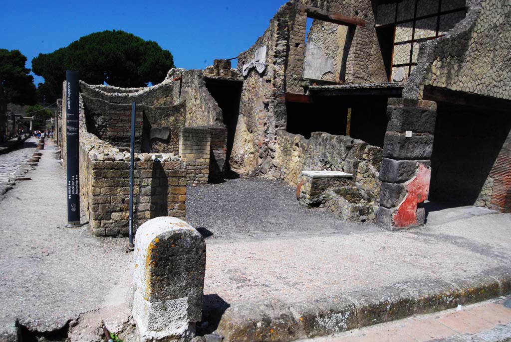 Cardo V, on left, Herculaneum, June 2008. 
Looking south down Cardo V, from its junction at the north end with Decumanus Maximus. On the corner is V.21.  
Photo courtesy of Nicolas Monteix.
