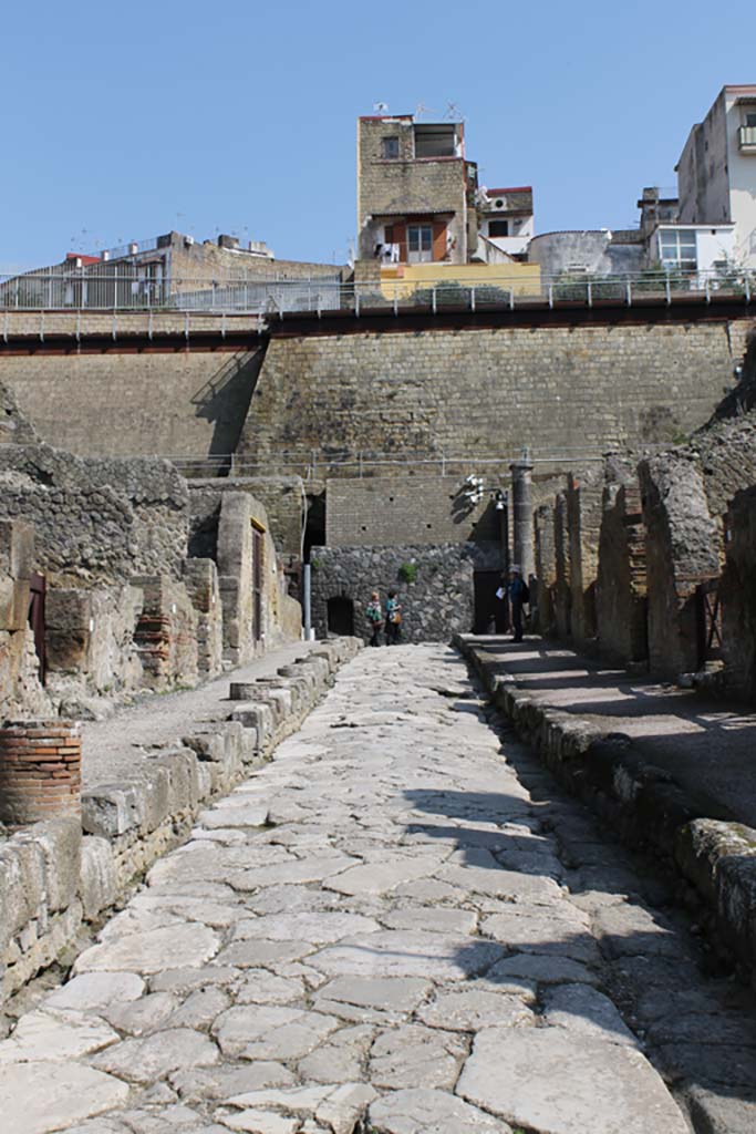 Cardo V, Herculaneum. March 2014. Looking north towards Decumanus Maximus.  
Foto Annette Haug, ERC Grant 681269 DÉCOR
