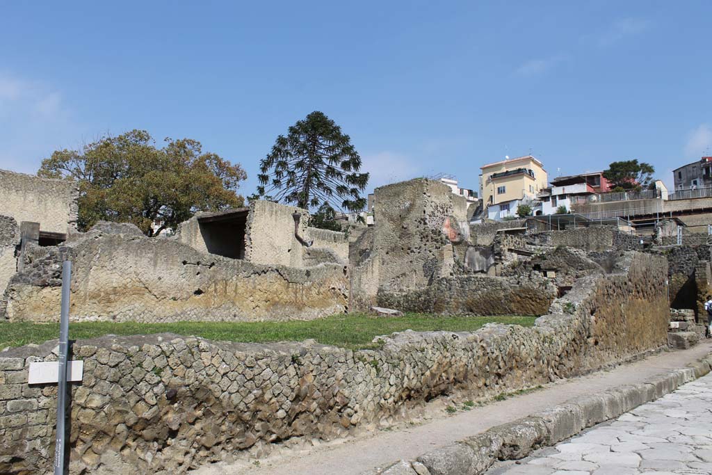 Cardo V, Herculaneum. March 2014. 
Looking north from junction with Decumanus Inferiore, at west side of roadway with garden wall of V.33.  
Foto Annette Haug, ERC Grant 681269 DÉCOR

