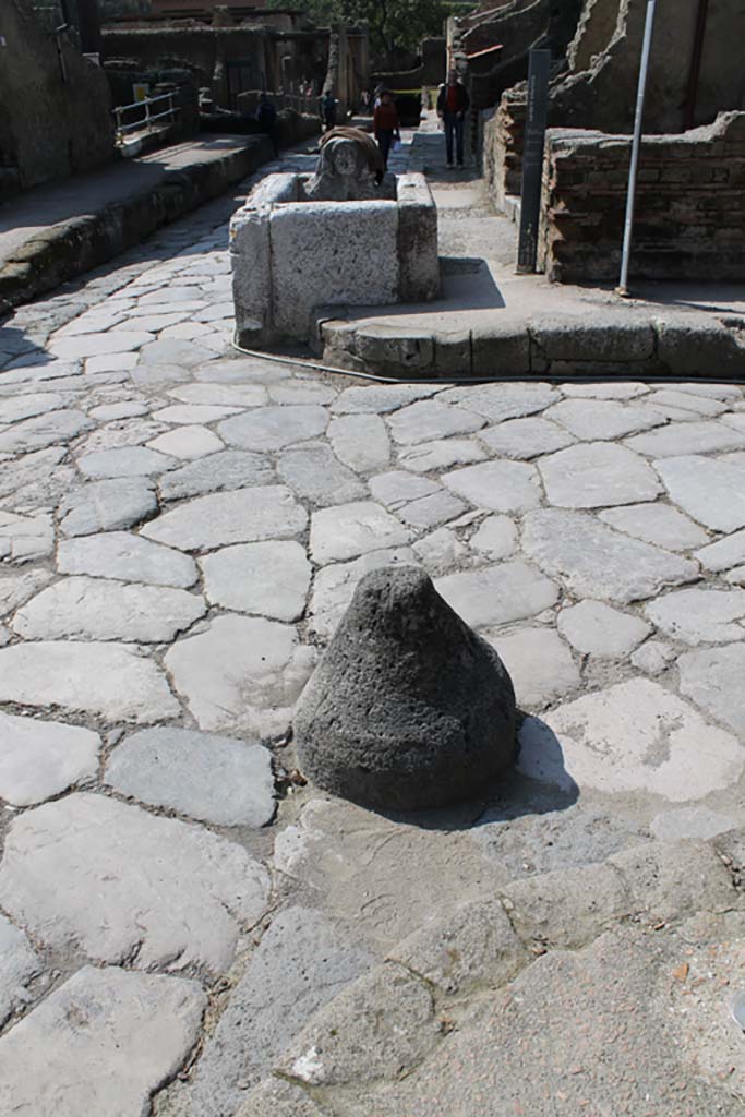 Cardo V, Herculaneum, on left. March 2014. 
Looking south from junction with Decumanus Inferiore, on right.  
Foto Annette Haug, ERC Grant 681269 DÉCOR
