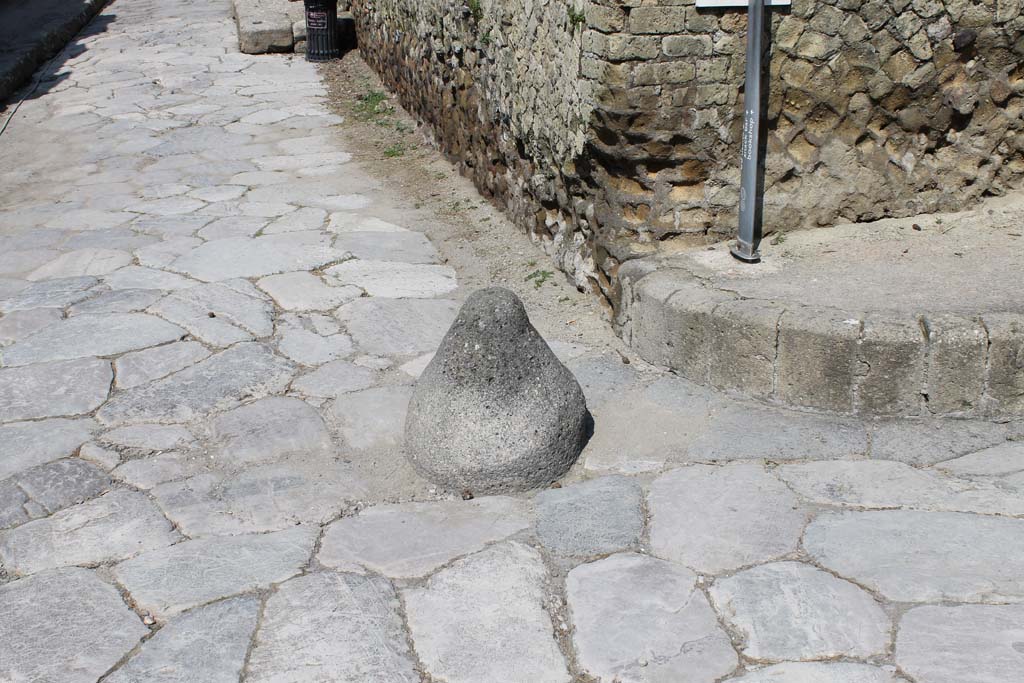 Cardo V, Herculaneum. March 2014. Object in roadway at junction between Cardo V, lower, and Decumanus Inferiore, top left.  
Foto Annette Haug, ERC Grant 681269 DÉCOR

