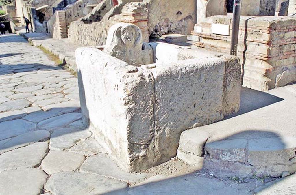 Cardo V Inferiore, Herculaneum. October 2001. Looking south towards fountain on corner near Ins. IV 16 on right. Photo courtesy of Peter Woods.
