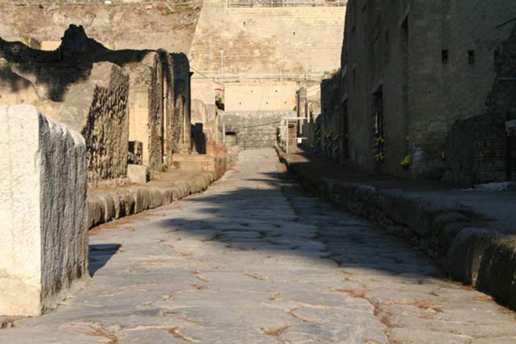 Cardo V, Herculaneum. February 2007. Looking north from near the fountain at the junction with Decumanus Inferiore.
Photo courtesy of Nicolas Monteix.

