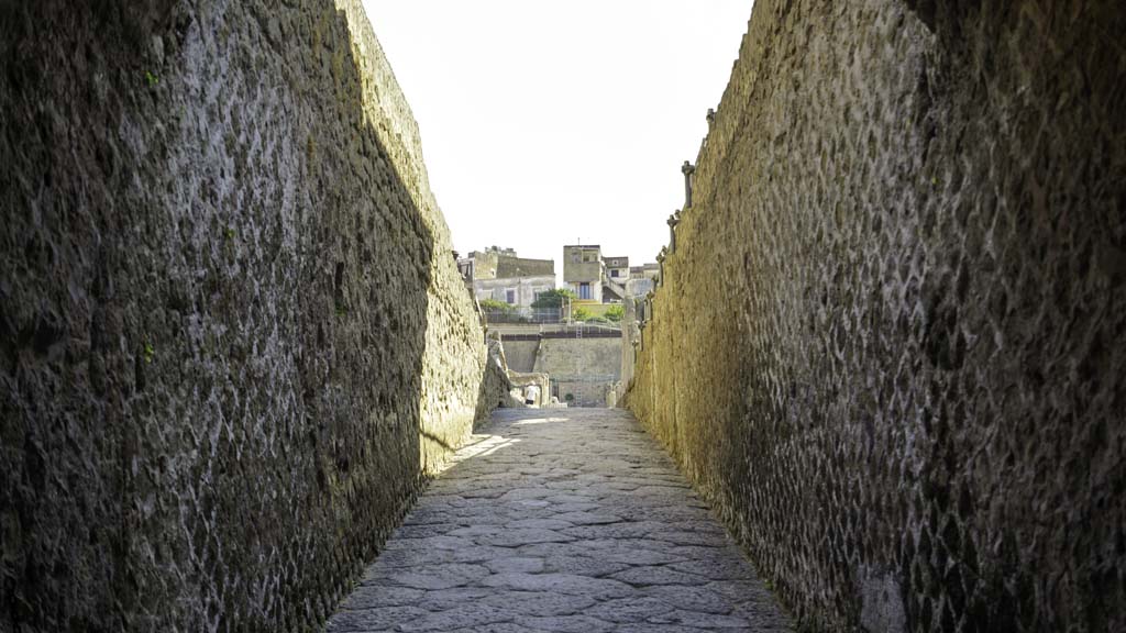 Cardo V, Herculaneum, August 2021. 
Looking north under vaulted ramp towards Cardo V, from beachfront. Photo courtesy of Robert Hanson.
