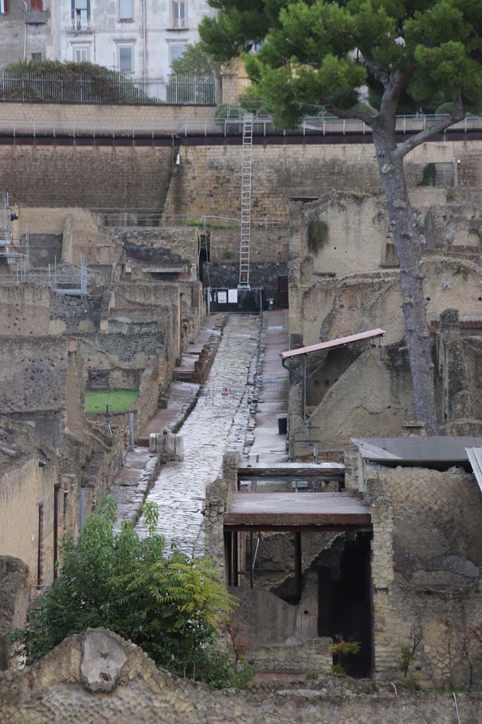 Cardo V, Herculaneum. October 2020, in the year of the pandemic.
Looking north from entrance roadway. Photo courtesy of Klaus Heese.
