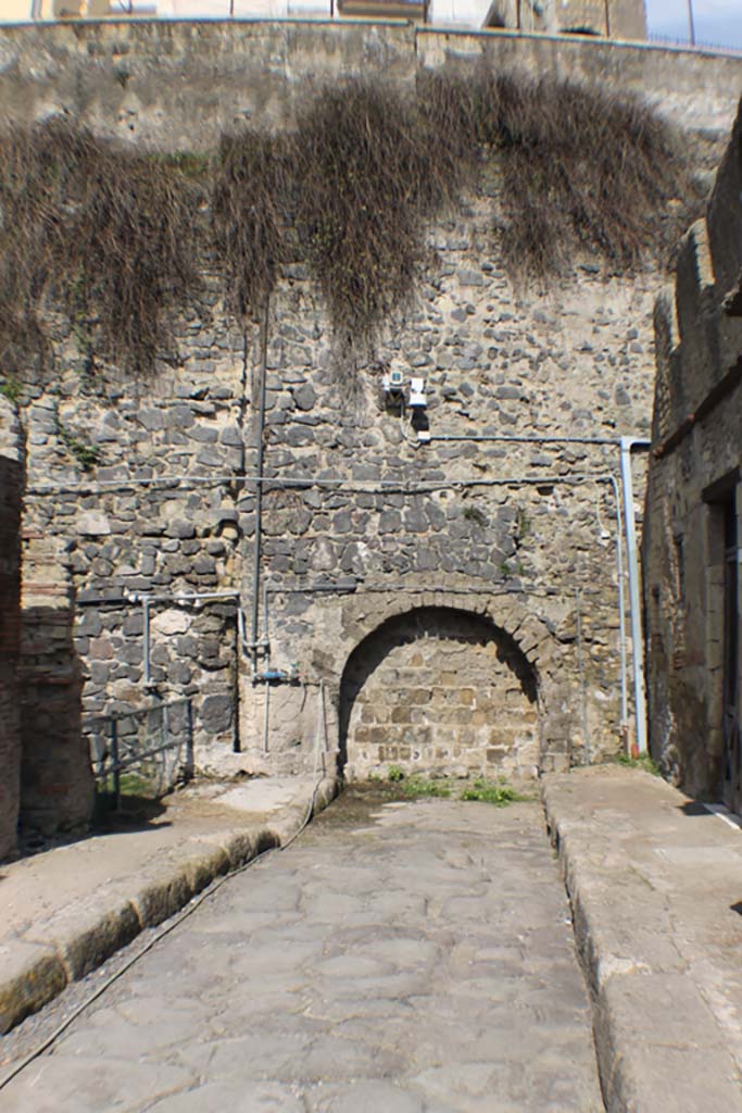 Decumanus Inferiore, Herculaneum. March 2019. Looking west, with II.8, on left. 
Foto Annette Haug, ERC Grant 681269 DÉCOR.

