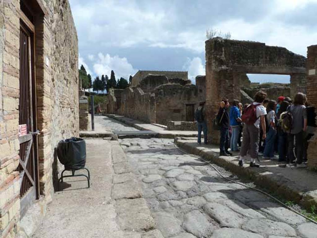 Decumanus Inferiore, Herculaneum. May 2010. Looking east across junction with Cardo III Superiore on left, Inferiore on right.
Taken between Ins. VII on left, Ins. II.7 on right, looking east.
201005%20Card%2007%20538