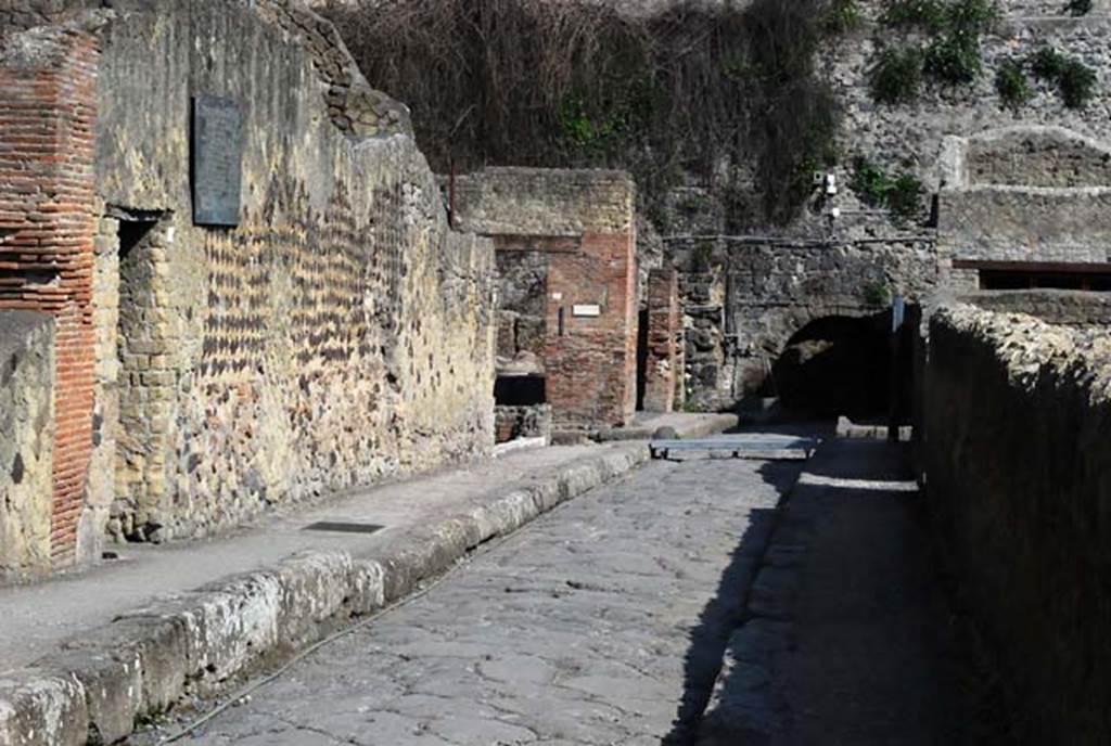 Decumanus Inferiore, Herculaneum. June 2008. Looking towards junction with Cardo III, and west end.
Photo courtesy of Nicolas Monteix.
