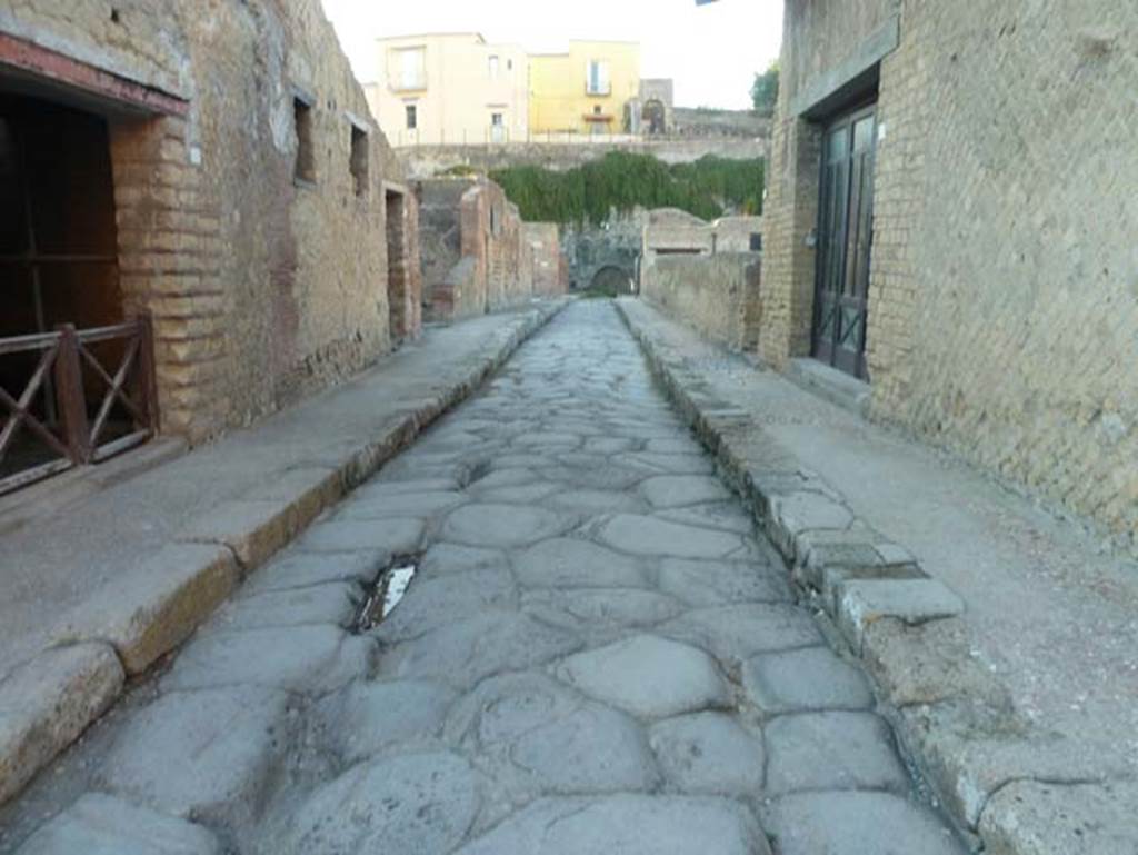 Decumanus Inferiore, Herculaneum, September 2015. looking west from junction with Cardo IV. 

