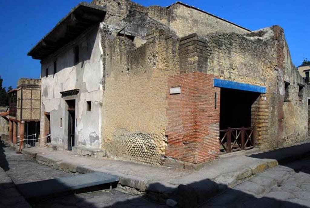 Decumanus Inferiore, on right, Herculaneum. June 2008. Looking towards corner of junction between III.11, on left, and III.10, on right.
Cardo IV is on the left. Photo courtesy of Nicolas Monteix.
