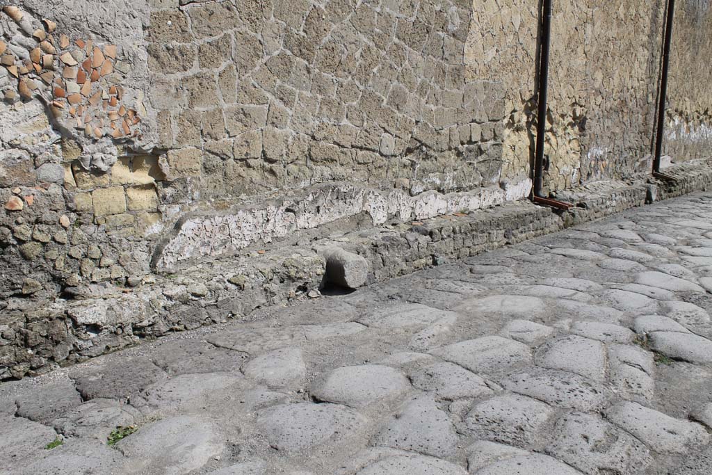 Decumanus Inferiore, Herculaneum. March 2014. Looking east along south wall of V.1, on north side of Decumanus Inferiore.
Foto Annette Haug, ERC Grant 681269 DÉCOR.
