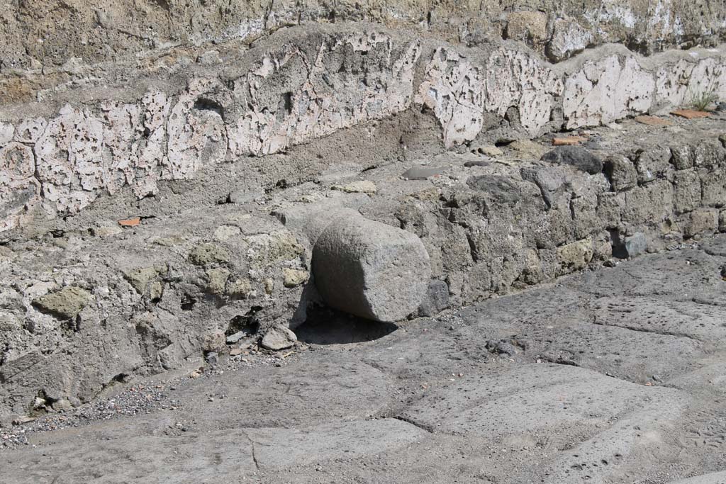 Decumanus Inferiore, Herculaneum. March 2014. Detail of column (?) embedded in lower wall of V.1. in roadway.
Foto Annette Haug, ERC Grant 681269 DÉCOR.
