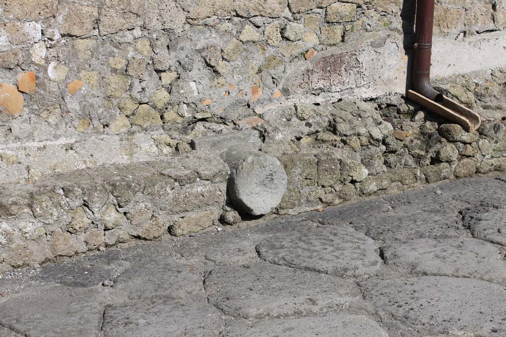 Decumanus Inferiore, Herculaneum, March 2014. Detail of remains of one of two columns in lower south exterior wall of V.1.  
Foto Annette Haug, ERC Grant 681269 DÉCOR.


