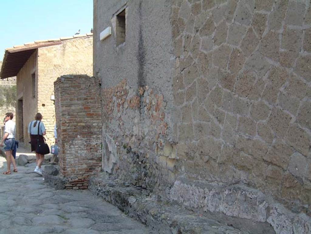 V.1 Herculaneum, May 2001. Looking west towards water tower on the corner of Decumanus Inferiore.
Photo courtesy of Current Archaeology.
