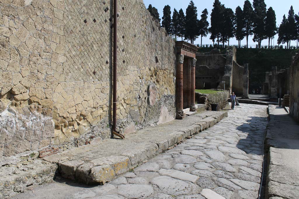 Decumanus Inferiore, Herculaneum. March 2014. Looking east towards junction with Cardo V.
Foto Annette Haug, ERC Grant 681269 DÉCOR.
