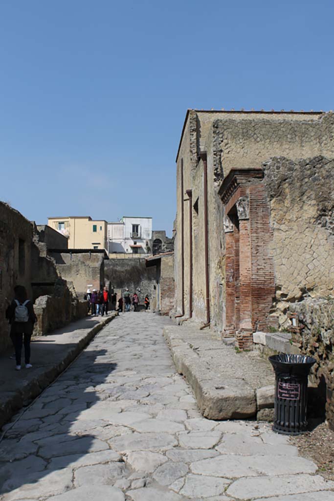 Decumanus Inferiore, Herculaneum. March 2014. Looking west from near V.34, on right.
Foto Annette Haug, ERC Grant 681269 DÉCOR.
