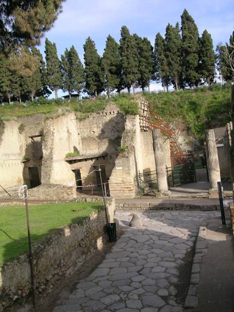 Decumanus Inferiore, Herculaneum. May 2004. Looking east towards junction with Cardo V.
Photo courtesy of Nicolas Monteix.


