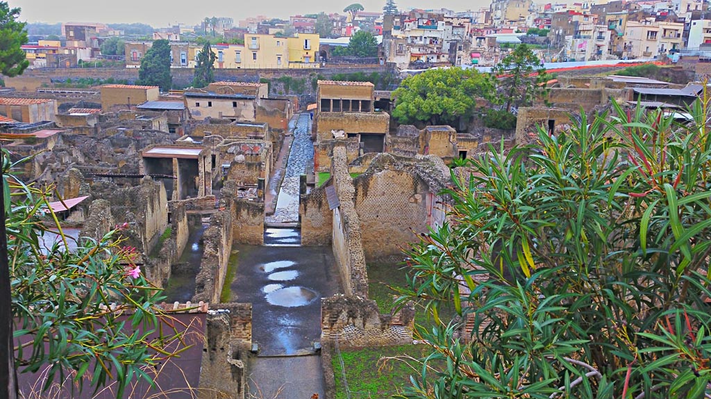 Decumanus Inferiore, Herculaneum. Photo taken between October 2014 and November 2019.
Looking west from access roadway, towards Ins. Orientalis II.4, in centre, and along Decumanus Inferiore. Photo courtesy of Giuseppe Ciaramella.
