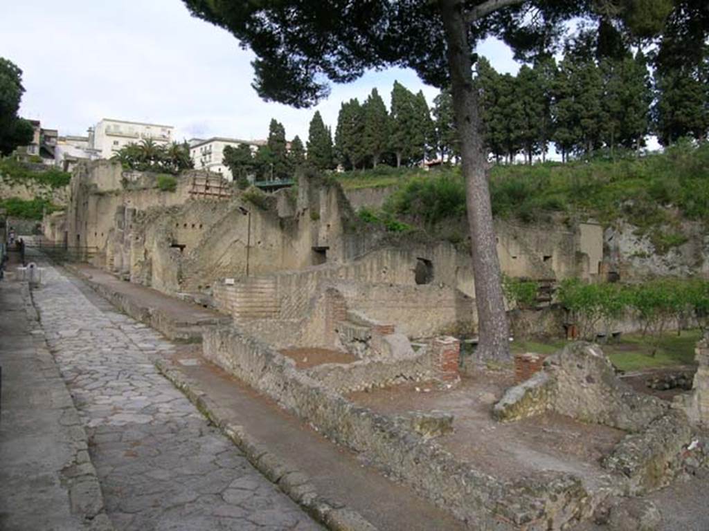 Ins. Orientalis I.3, Herculaneum, May 2004. 
Cardo V, looking north, with Vicolo Meridionale on the right. Photo courtesy of Nicolas Monteix.

