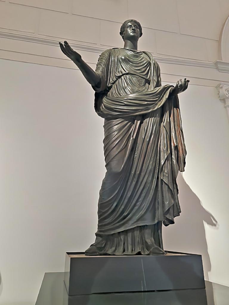 Herculaneum theatre. April 2023. 
Detail of bronze statue of Antonia Minor, inv. 5599. Photo courtesy of Giuseppe Ciaramella.
