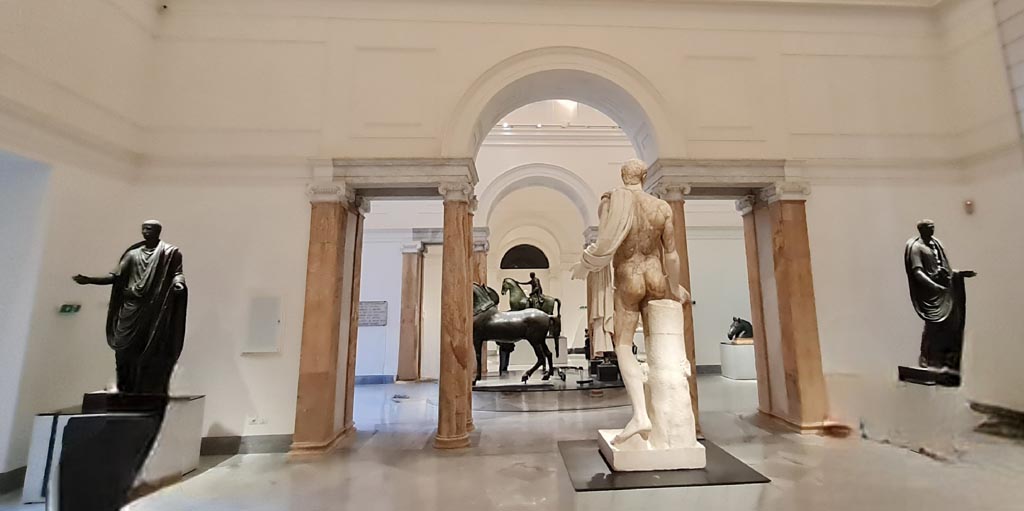 Herculaneum theatre. April 2023. 
Looking across the display from the rear of the statue of Marcus Nonius Balbus, towards the display of the Bronze Horses. 
Photo courtesy of Giuseppe Ciaramella.
